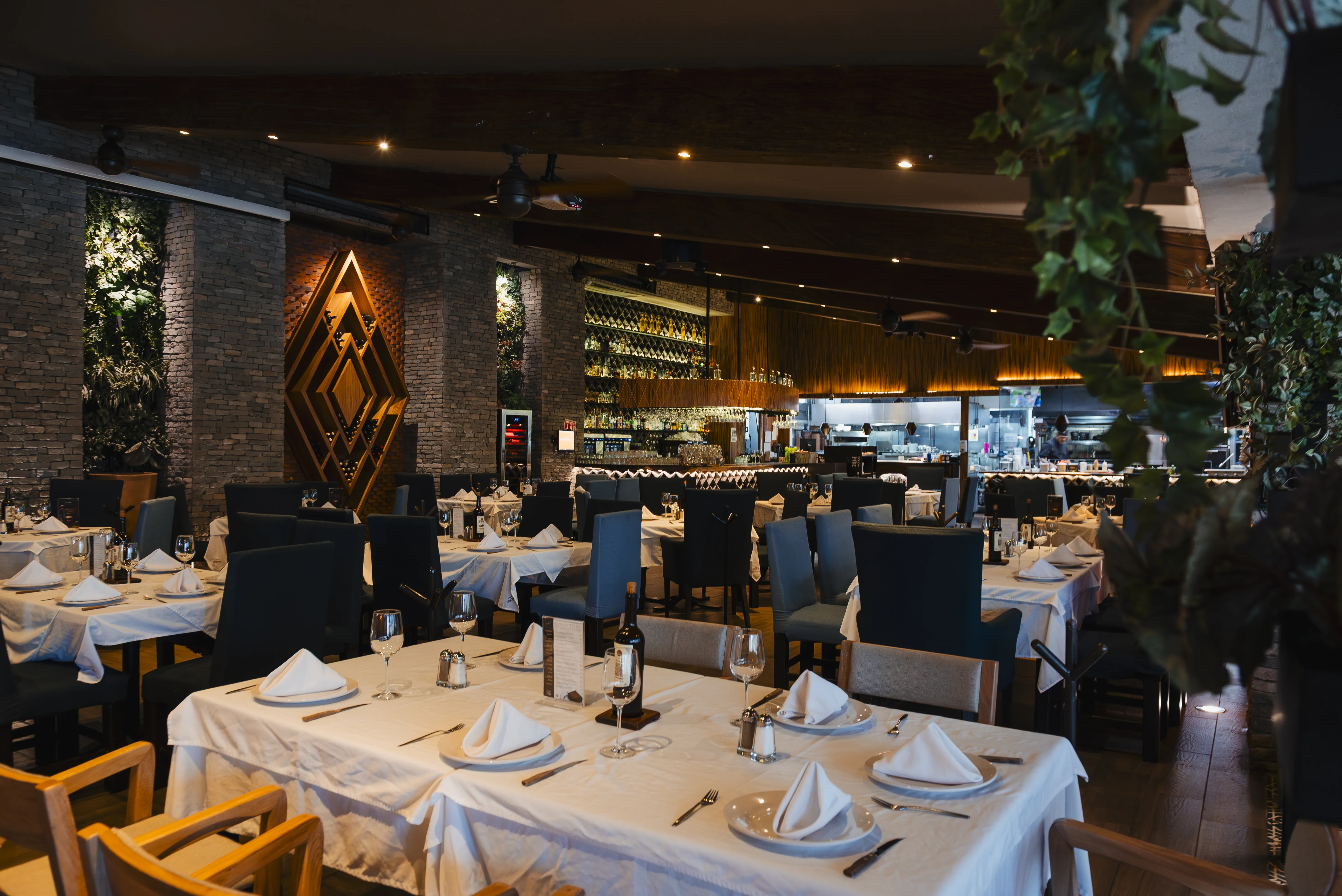 Detalle de la barra y botellas en El Fogón del Pibe, Zapopan