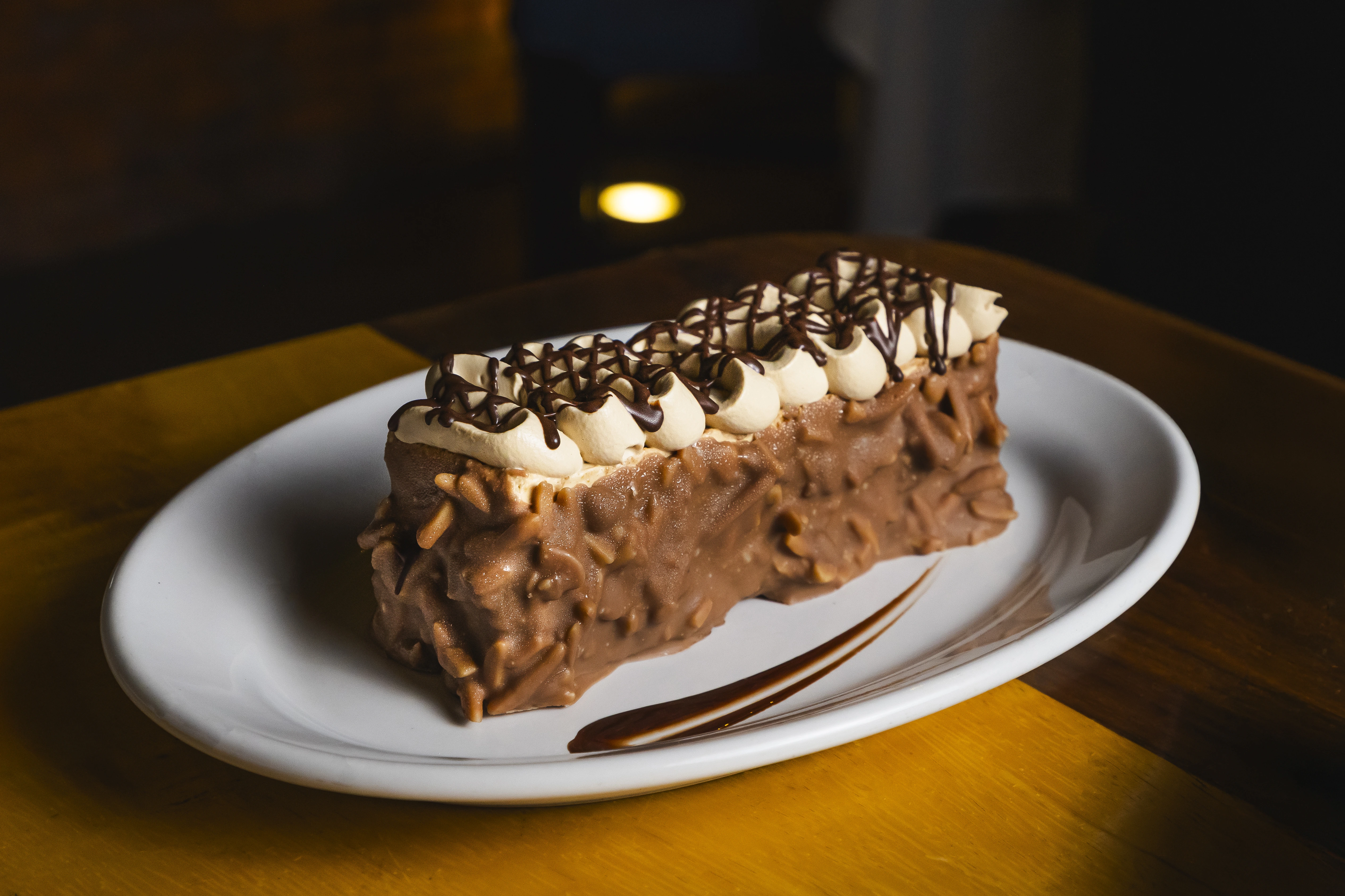 Postres caseros como pastel de chocolate, pay y tiramisú en Fogón del Pibe